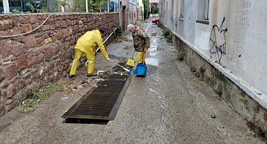 Ayvalık’ta Yağmur Suyu Kanallarında Kesintisiz Çalışma Sürüyor
