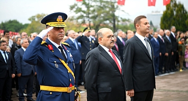 Balıkesir’de Bayram Coşkusu: Atatürk Anıtı'nda Çelenk Töreni