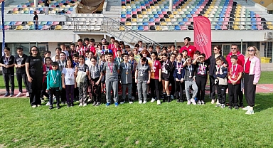 Balıkesir’de “Koşabiliyorken Koş” Heyecanı: Genç Sporcular Ödüllerini Aldı