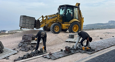 Bandırma’da Yollar Yenileniyor, Parklar Renkleniyor