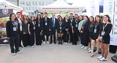 Bandırma Onyedi Eylül Üniversitesi’nde Öğrenci Toplulukları Renkli Stantlarla Tanıtıldı