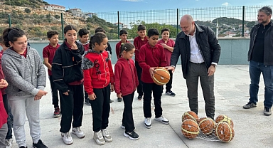 Başkan Dinçer, Öğrencilere Spor Malzemeleri Dağıtarak Spora Teşvik Etti