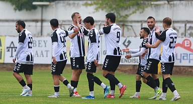 Burhaniye Belediyespor Sezona Fırtına Gibi Başladı: 4 Gollü Galibiyetle Zirveye Göz Kırptı