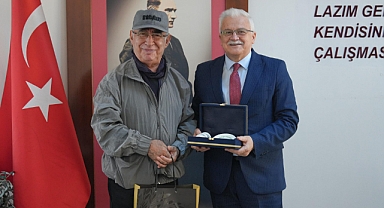 Burhaniye’de Usta Sanatçı Şener Şen’e Sevgi Seli