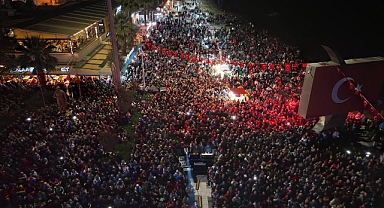 Cumhuriyet Aşkı Edremit’i Sardı: Binlerce Kişi Meydanda Tek Yürek Oldu