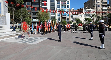Edremit’te 29 Ekim Coşkusu: Cumhuriyet Bayramı Şehit Hamdibey Meydanı’nda Kutlandı