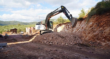 Edremit’te Atatürk Mahallesi’nde Ulaşımı Rahatlatacak Yol Genişletme Çalışmaları Başladı