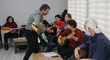 Edremit’te Bağlama Atölyesi Türk Halk Müziğinin Ezgileriyle Sürdürülüyor