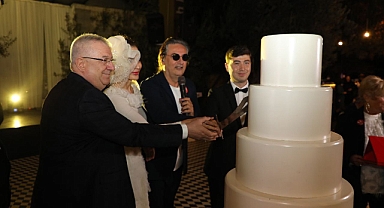 Edremit’te Cumhuriyet Balosu Coşkusu: Başkan Ertaş ve Yardımcısı Taşkın Katıldı