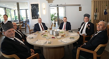 Edremit’te Cumhuriyet Coşkusu: Başkan Ertaş ve Kaymakam Odabaş da Gazilerle Özel Günü Kutladı