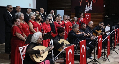 Edremit’te Cumhuriyet’in 102. Yılına Özel Anlamlı Kutlama: Cumhuriyet Kadınları Sahnedeydi