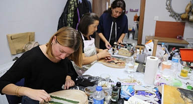 Edremit’te El Sanatları ve Ahşap Boyama Kursunda Yetenekler Üretime Dönüşüyor