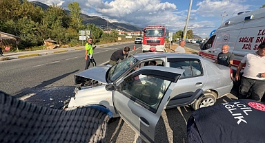 Edremit’te Kamyon ve Otomobil Çarpıştı: 2 Yaralı