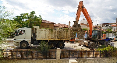 Edremit’te Zeytinli Mahallesi Çaltıdere’de Temizlik Çalışmaları Sürüyor