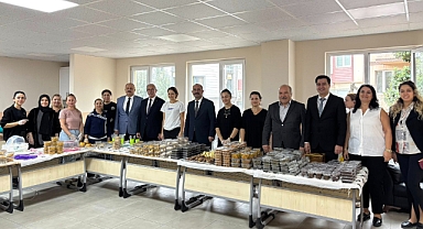 Erdek’te Kermes Etkinliği: Belediye Başkanı Burhan Karışık Veliler ve Öğretmenlerle Bir Araya Geldi