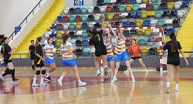 Genç Kızlar Hentbolda Zafer Heyecanı