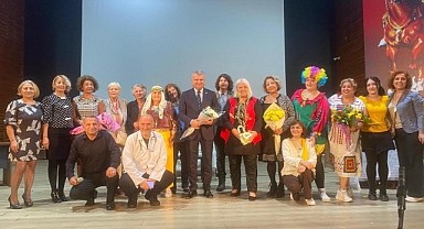 Küçükkuyu Kültür ve Sanat Derneği Tiyatro Gösterisi Edremit Şehrine Renk Kattı