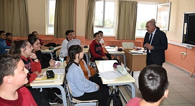 Murat Demir, Karesi’de Öğrenciler ve Öğretmenlerle Eğitim Üzerine Sohbet Etti