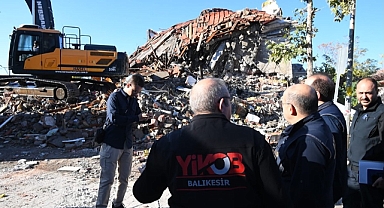 Sındırgı'da Deprem Sonrası Enkaz Kaldırma Çalışmaları Devam Ediyor