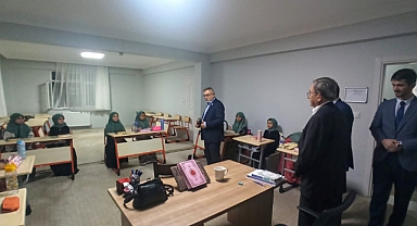 TDV Genel Müdürü İzani Turan, Bandırma Bereketli Hafızlık Kız Kur’an Kursu’nda İncelemelerde Bulundu