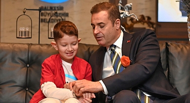 Ahmet Akın, Lösemili Minik Tuğra’yı Belediyede Ağırladı