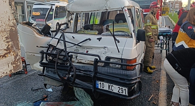 Akçay Yolunda Zincirleme Kaza: İtfaiye Ekipleri Sıkışan Sürücüyü Kurtardı