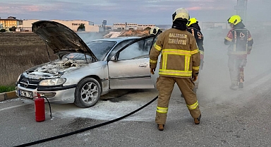 Bandırma'da Araç Alev Aldı: İtfaiye Dakikalar İçinde Müdahale Etti