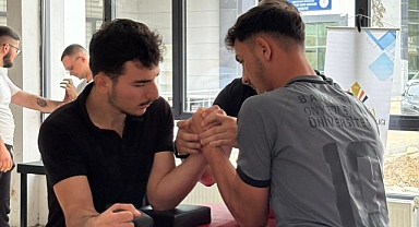 Bandırma Onyedi Eylül Üniversitesi Sporcuları TÜB Engelsiz Bilek Güreşi Turnuvası’nda Zirvede