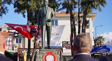 Başöğretmen’e Vefa: Ayvalık’ta Çelenk Sunma Töreni Düzenlendi