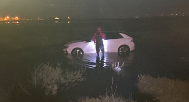 Burhaniye – Akçay Yolunda Araç Su Birikintisinde Mahsur Kaldı