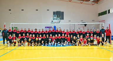 Burhaniye Belediyespor Voleybol Altyapısı Parlıyor: Midi Kızlar Üst Tura Yükseldi