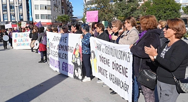 Burhaniye’de 25 Kasım İçin Anlamlı Buluşma: Cumhuriyet Meydanı’nda Şiddete Karşı Farkındalık Etkinliği