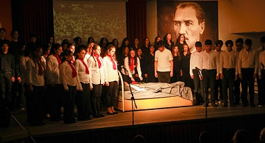 Burhaniye’de Anlamlı 10 Kasım Programı: Öğrencilerden Büyük Alkış Alan Oratoryo