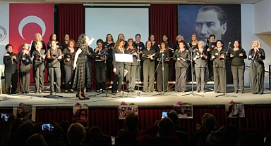 Burhaniye’de Çok Sesli Kadın Korosu Sahneden Güçlü Mesaj Verdi