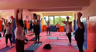 Burhaniye’de Meme Kanseri Farkındalığı İçin Pilates Etkinliği Düzenlendi