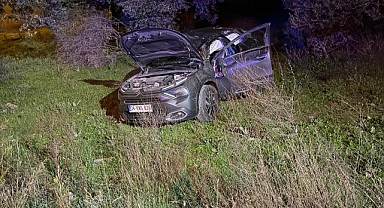 Edremit’te Araç Zeytinliklere Savruldu, 2 Kişi Yaralandı