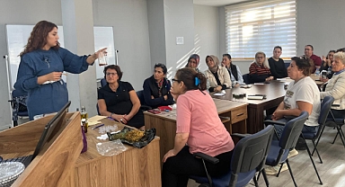 Edremit’te Doğal Ürün Atölyesine Yoğun İlgi: Komşular Kantaron Merhemi Yapımını Öğrendi