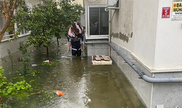 Edremit’te Evinde Mahsur Kaldı; İtfaiye Ekipleri Yetişti