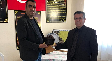 Edremit’te Muhtara Sürpriz Ziyaret: Doğum Günü Kutlaması Başkan Ertaş’ın Mesajıyla İletildi