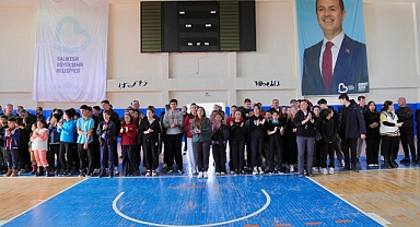 Edremit’te Okullara Spor Malzemesi Desteği