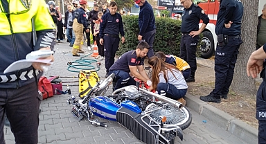 Edremit’te Trafik Kazası: Motosiklette Sıkışan Ayağı Ekipler Çıkardı