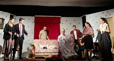  “Eyvah Yine Karıştı” Alkış Yağmuruna Tutuldu