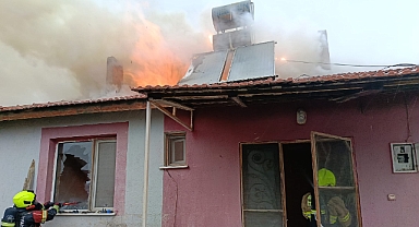 Karesi’de Ev Yangınına Hızlı Müdahale: Alevler Büyümeden Söndürüldü
