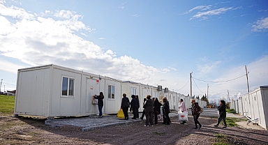 Sındırgı’da Dayanışma Buluşması: Yaşam Konteynerlerinde Kalan Vatandaşlara Ziyaret