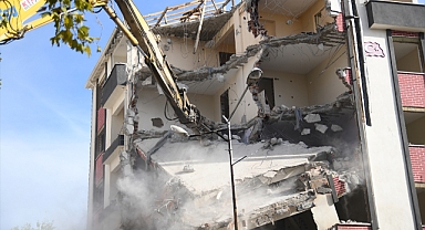 Sındırgı’da Deprem Sonrası 'Kat Kırpma' Uygulaması: Yüksek Binalar Aynı Seviyeye İndiriliyor