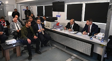 Sındırgı’da Deprem Sonrası Koordinasyon: Vali Ustaoğlu Sahada