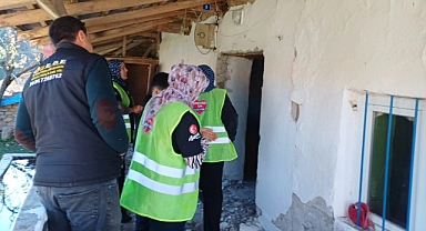 Sındırgı’da Yaşam Konteynerlerinde Kalan Vatandaşlara Düzenli Destek