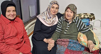 TDV Gönüllülerinden Anlamlı Ziyaret: Balıkesir’de Yaşlılara Moral ve Destek Buluşması