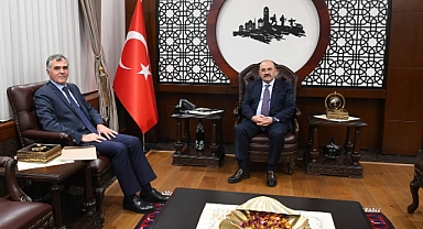 22. Dönem İzmir Milletvekili ve Emekli Büyükelçi Zekeriya Akçam’dan Vali İsmail Ustaoğlu’na Ziyaret