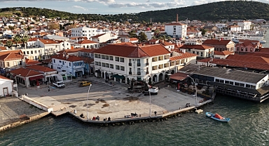 Ayvalık’ın Yeni Gümrük Meydanı Şekilleniyor: Başkan Ergin Çalışmaları Yerinde İnceledi